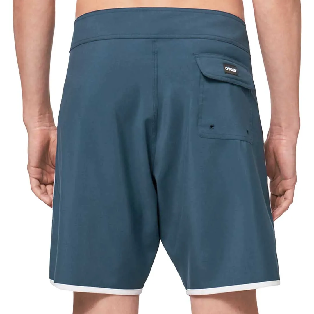 Oakley - Men's Solid Crest 19 Board Shorts (FOA401811 6A1)